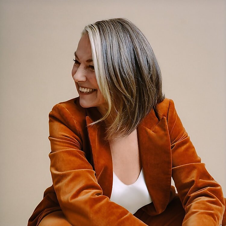 estherperelofficial profile image